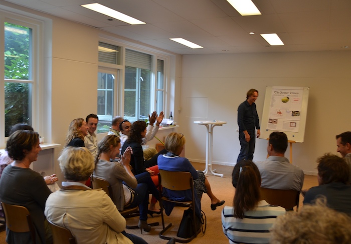 Jop Timmers faciliteert de Design the Future workshop voor een enthousiast publiek